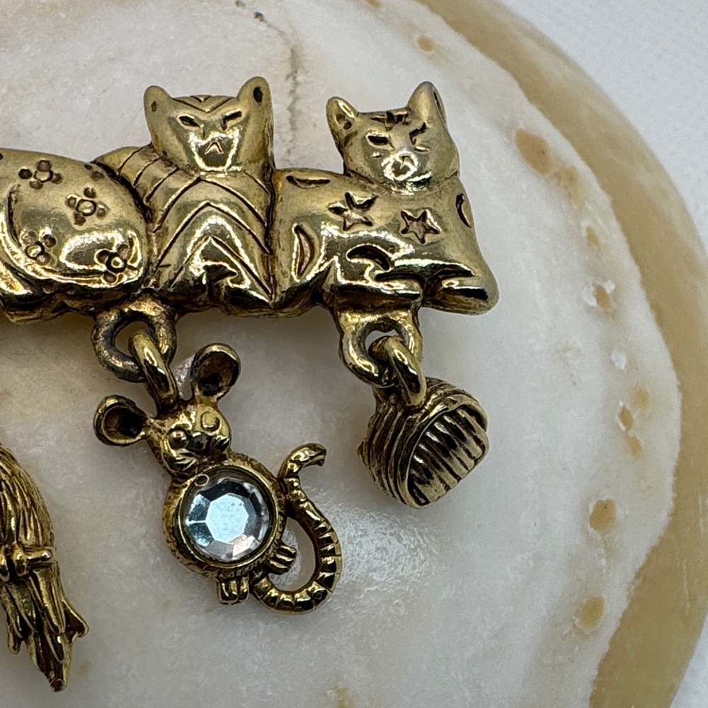 AJC Vintage gold-tone brooch with five cats and dangling charms. - Picture 6 of 12